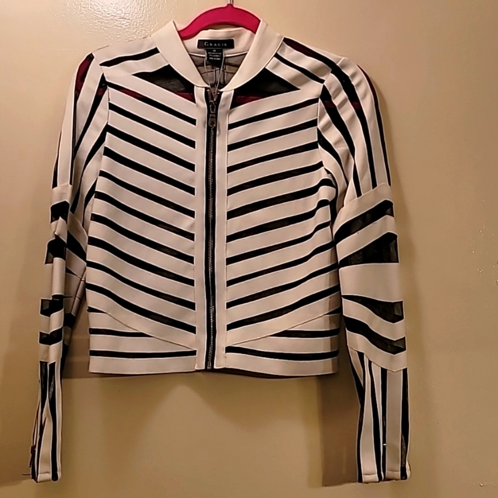 Brand new without tag crop  white and black blouse size M